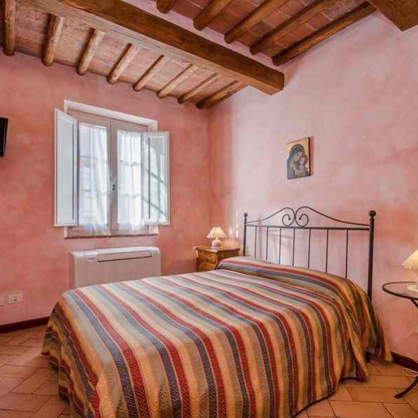 camera da letto matrimoniale a Siena per vacanza